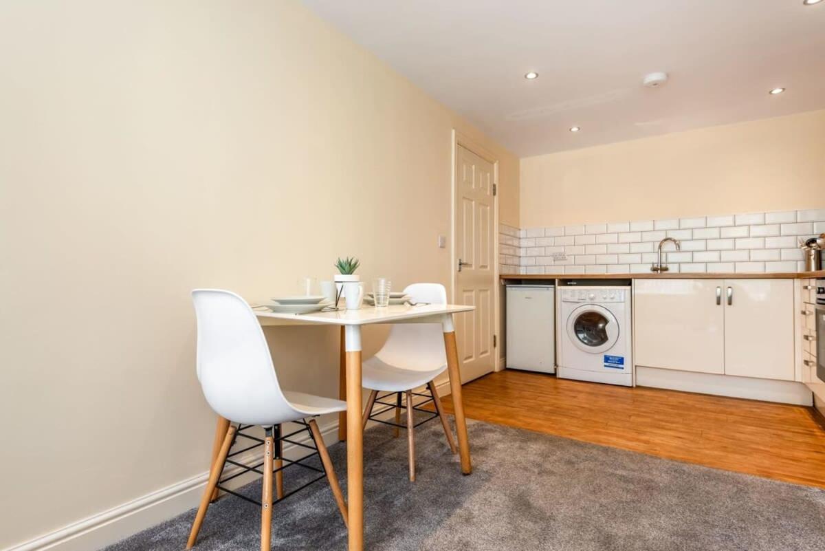 Bright 1 Bedroom Budget Flat In Apartment *