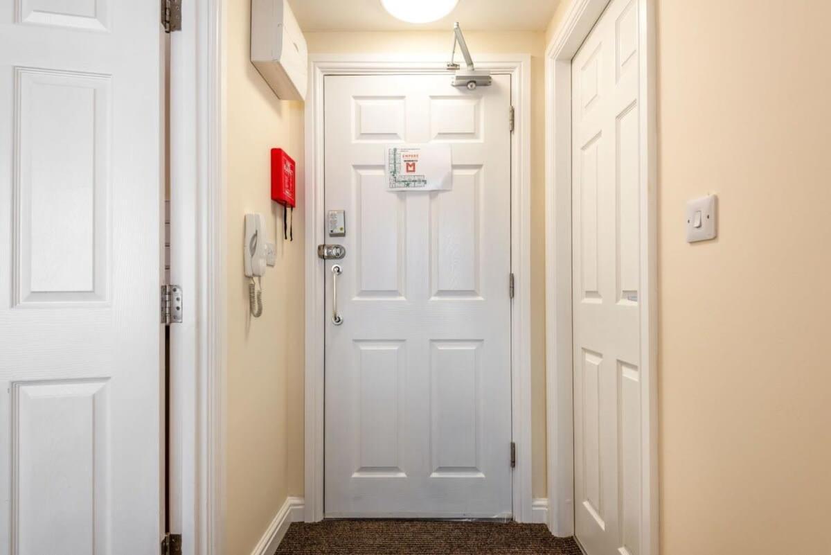 Bright 1 Bedroom Budget Flat In Apartment