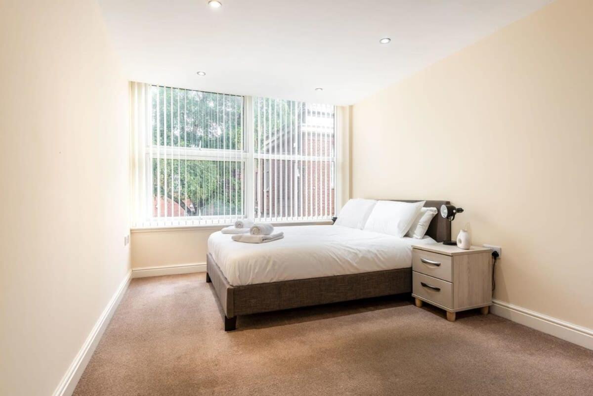 Bright 1 Bedroom Budget Flat In Apartment *