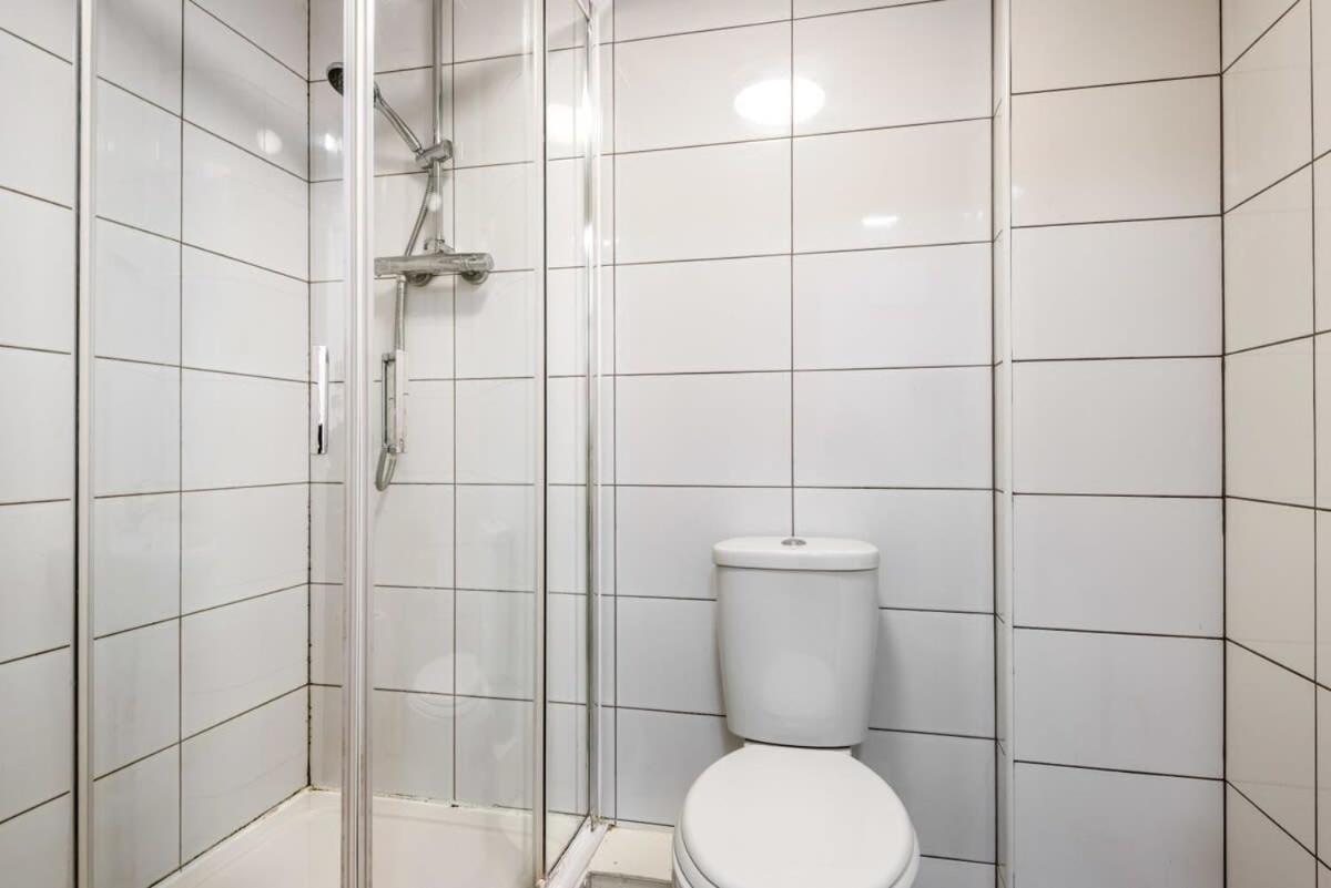 Bright 1 Bedroom Budget Flat In Apartment