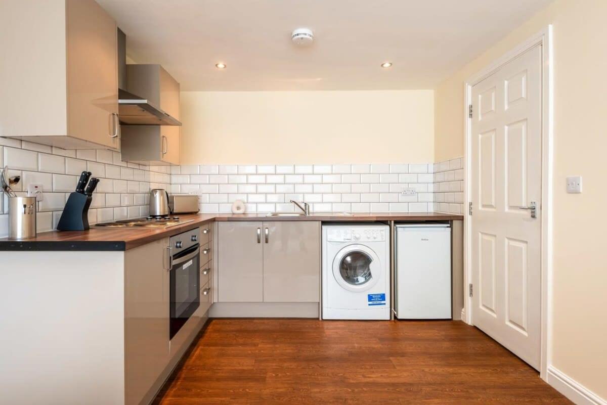 Bright 1 Bedroom Budget Flat In Apartment