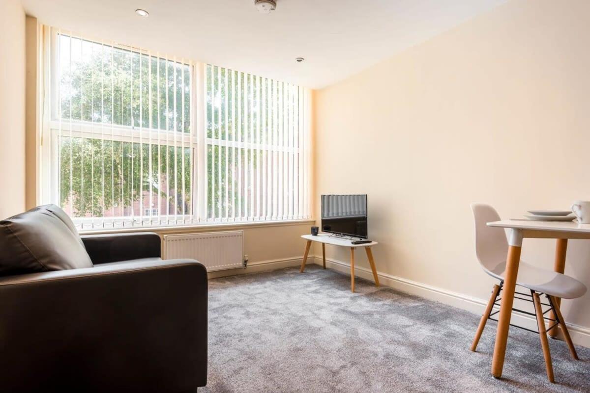 Bright 1 Bedroom Budget Flat In *